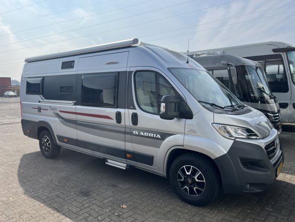 Adria TWIN 640 SLX Enkele bedden Trekhaak Fietsenrek